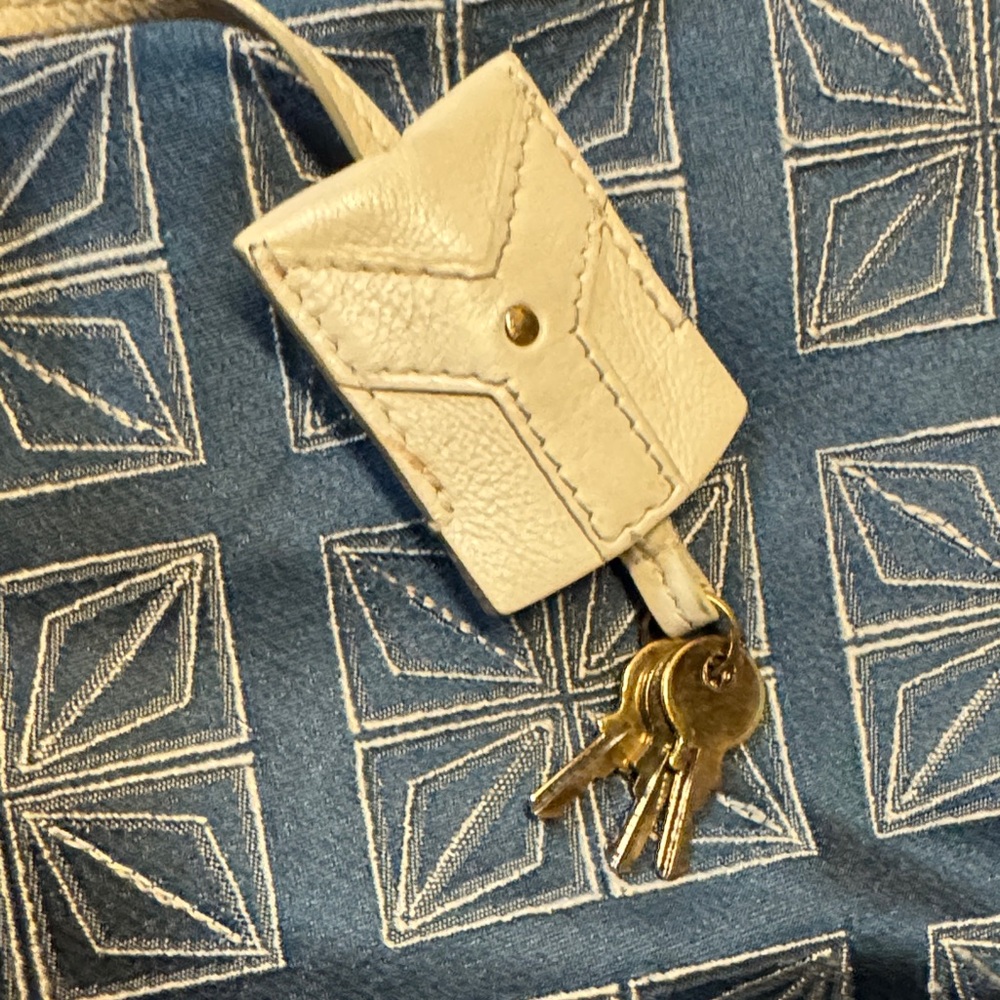 YSL Muse - Elegant White Leather Handbag - Picture 4 of 6